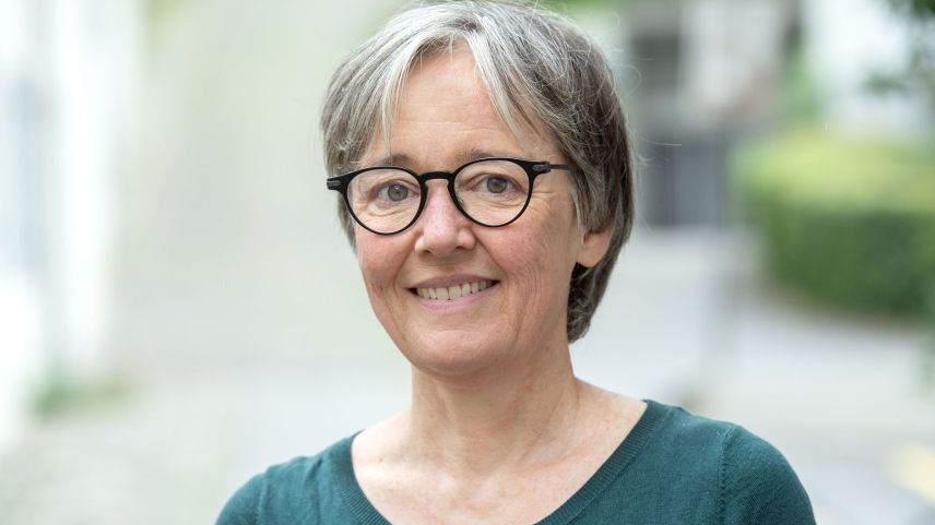 Flurina Graf, l’etnologa da l’Institut per la perscrutaziun da cultura grischuna s’ha fatschendada cullas sfidas da scoulas rumantschas e scolars da lingua estra (fotografia: Somedia).