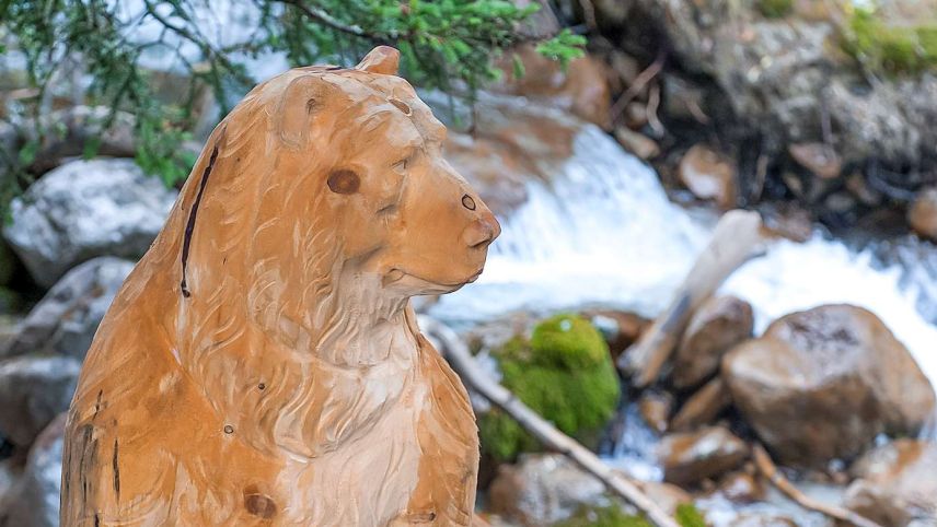 In der Region trifft man vielerorts auf wunderschöne Holzschnitzereien. Foto: Hans Lozza, Schweizerischer Nationalpark