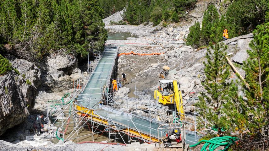 Das 60 Meter lange Tosbecken der EKW-Stauanlage Punt dal Gall bildet den Ausgangspunkt der PCB-Sanierung im Oberen Spöl. Das Tosbecken wurde schon 2017 saniert, soll aber nochmals gereinigt werden. Archivfoto: Jon Duschletta