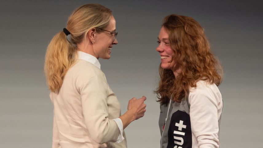 Tamara Wolf (Swiss Ski) im Gespräch mit Nadja Kälin. Foto: Jon Duschletta