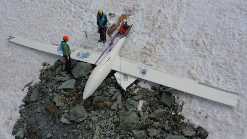 Abgestürztes Segelflugzeug.  Foto: Kantonspolizei Graubünden