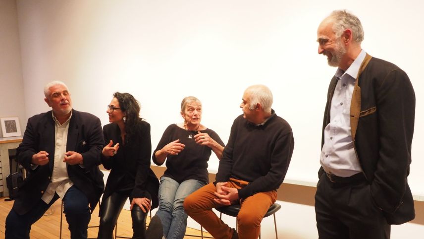Hätten auch nach Podiumsende noch ewig weiterdiskutieren können (von links): Felix Stoffel, Pamela Napoletano, Irma Siegwart, Roberto Lucchinetti und Marco Giacometti.                Foto: Marie-Claire Jur