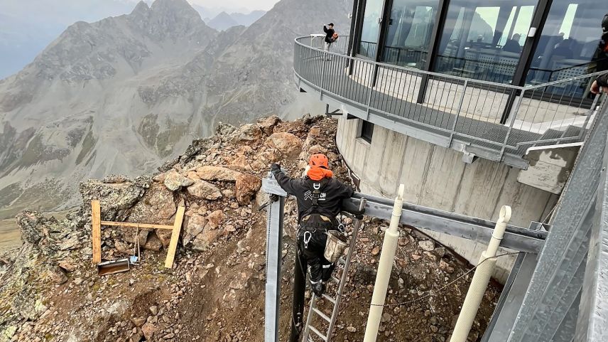 Die Montage der Kondensatoren in luftiger Höhe erfordert Schwindelfreiheit. Fotos: Andrea Gutgsell