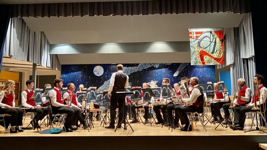 Die Musikgesellschaft Samnaun anlässlich ihres Jahreskonzertes am Freitag in Samnaun (Foto: Not Janett).