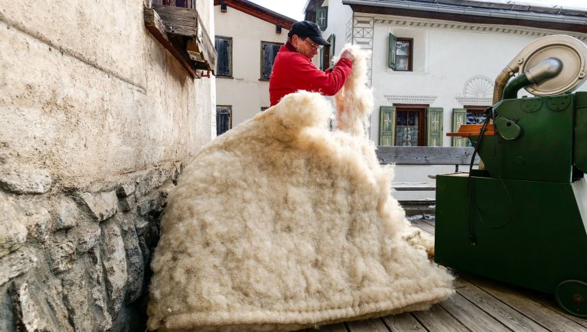Oskar Heer bereitet eine alte Rosshaar-Matratzenfüllung für die Zupfmaschine vor. Foto: Jon Duschletta