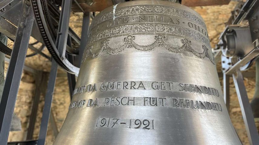 Die Inschrift der grossen Glocke der Kirche Bel Taimpel in Celerina lautet: «In der Zeit des Krieges wurde ich gespalten, in der Zeit des Friedens wurde ich neu gegossen». Fotos: Walter Isler