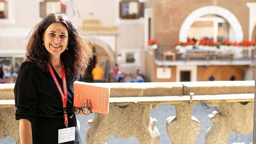 Martina Shuler-Fluor organisescha daspö il 2018 ils cuors da rumauntsch per la Fundaziun Planta (fotografia: Mayk Wendt).