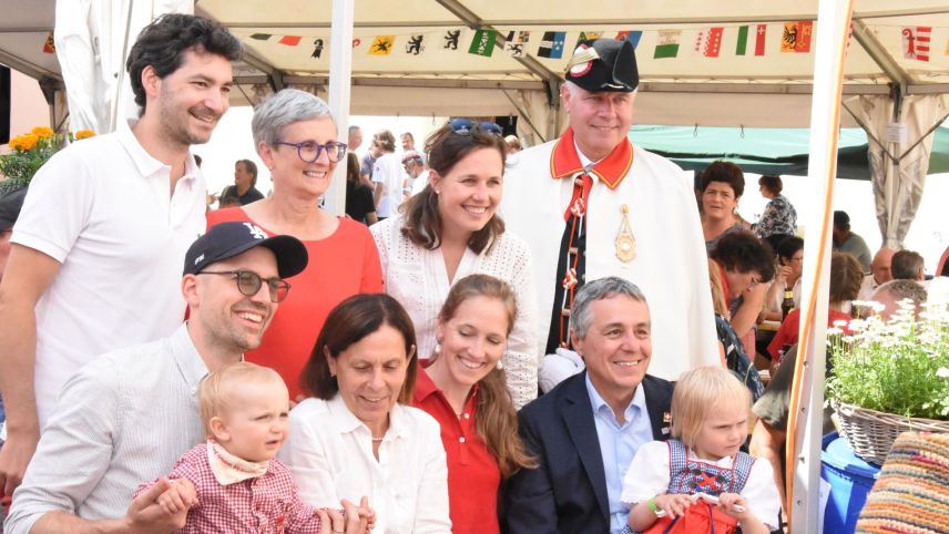 Ils cusglier federal Ignazio es stat preschaint cun tuot sia famiglia a Guarda (fotografia: Nicolo Bass).