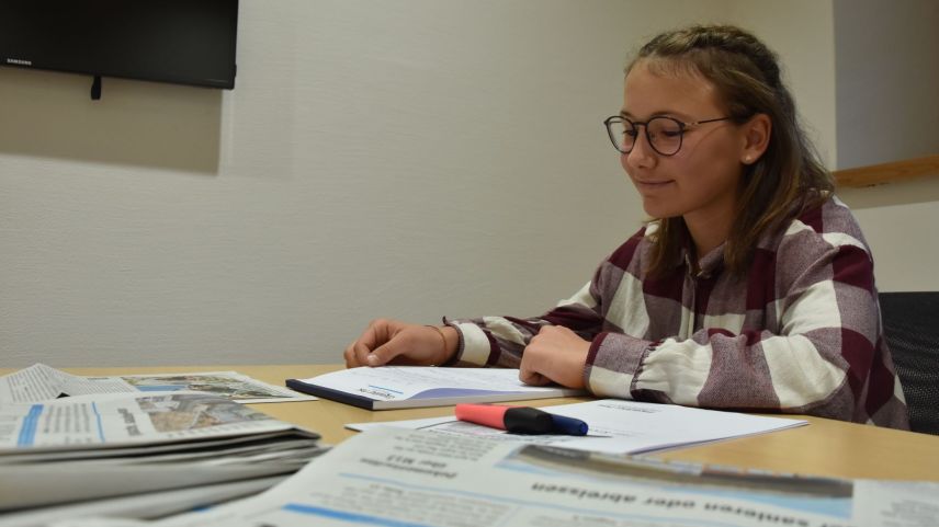 Kaya Götsch da Ftan valütescha ils texts da la Posta Ladina (fotografia: Nicolo Bass).