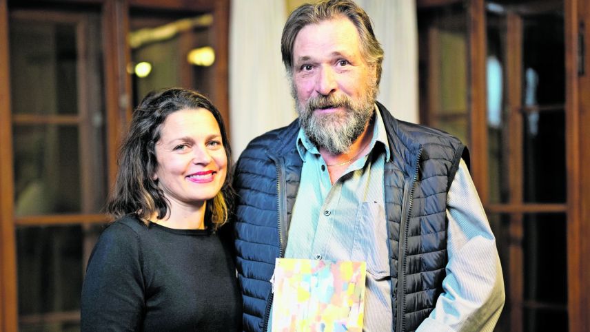 Bettina Vital Mani e Jon Duri Gross preschaintan l’ultim Chalender Ladin ch’els han s-chaffi cumünaivelmaing in  incumbenza da l’Uniun dals Grischs (fotografia: Mak Wendt).