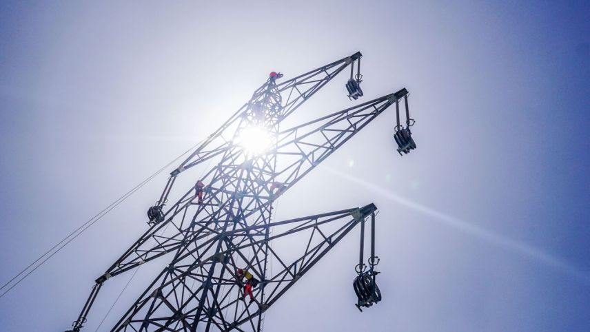 Die Schweizer Netzbetreiberin Swissgrid sorgt, wie hier beim Ersatzbau neuer Masten auf der Albulapasshöhe, für funktionierende und stabile Höchstspannungsleitungen. Foto: Jon Duschletta