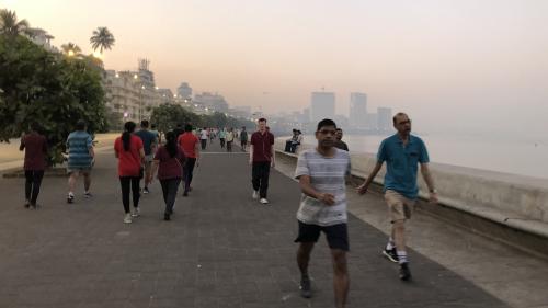 Was romantisch aussieht, ist höchst giftig: Trotz hohen Schadstoffwerten wird am Marine Drive munter marschiert.