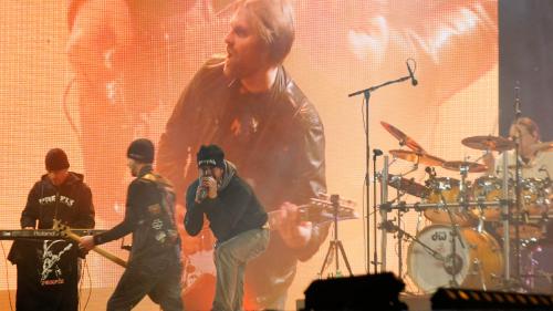 Ils «Prefix» in favrer düraunt lur concert pompus i’l ram dals champiunedis mundiels da skis a San Murezzan. Quist concert ho do il ram visuel pel disc DVD uossa cumparieu (fotografia: Jon Duschletta).