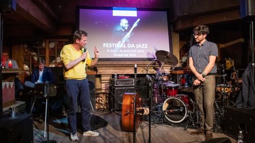 Der Gründer, Christian Jott Jenny, und der neue Leiter des Festival da Jazz, Yunus Durrer, präsentieren das Programm für den Sommer 2019. Das diesjährige Jazzfestival glänzt mit rund 25 Konzerten von verschiedenen Jazzmusikern.		Foto: Giancarlo Cattaneo