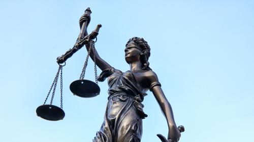 Justitia wacht auch über das Regionalgericht Maloja. Foto: Tim Reckmann/pixelio.de