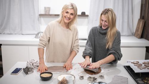 Nadia Damaso (links) mit ihrer Freundin und Fotografin Sarah Vonesch beim Backen. Foto: Mayk Wendt