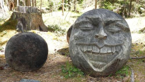 Üna da las bleras sculpturas chi sun gnüdas realisadas dürant ils Simposis internaziunals da sculpturas a Sur En da Sent (fotografia: Annatina Filli)