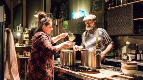 Arlett und Joos Pinggera in der offenen Küche der Wohnwerkstatt in S-chanf. Es geht ihnen um Qualität und Echtheit, um Liebe zum Detail wie um Verrücktheiten, um Alltagsgeschichten und die grossen Träume. Foto: Jon Duschletta
