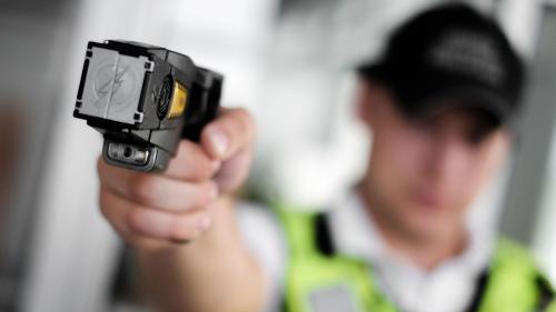 Die Gemeindepolzei St. Moritz/Pontresina soll mit zwei Destabilisierungsgeräten (Elektroschockpistolen) ausgestattet werden.  Foto: Shutterstock / Karlis Dambrans