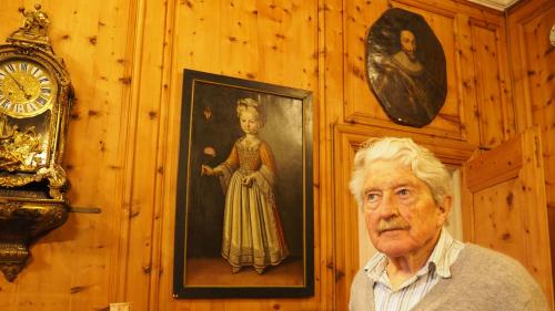 Hausherr Charles de Salis an einer seiner Führungen