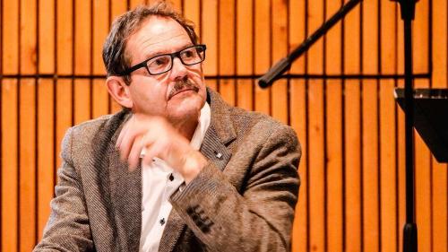 La suprastanza cumünela ed eir il president cumünel, Riet Campell, sun confruntos cun greivs imbüttamaints d’ün abitant da S-chanf (fotografia: Jon Duschletta).