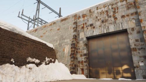 Das Unterwerk Albanatscha an der Julierstrasse ist ein Bauwerk, das im Rahmen der Open Doors Engadin 2021 besichtigt werden  kann.Foto: Marie-Claire Jur