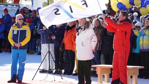 Der Präsident des schwedischen Skiverbandes hat die FIS-Fahne übernommen. Foto: Reto Stifel