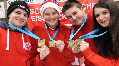 Die Nationalmannschaft U16 mit Orlando Bass aus Strada und Niclà Cotti aus Ramosch (ES Sur En) und Simon Streun und Svenja Buchs (ESC Zweisimmen-Rinderberg) gewinn die Bronzemedaille an der Eisstock Jugend-EM in Wichtrach (Foto: Nicolo Bass).