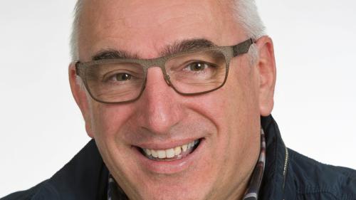 Il nouv secretari general da la Lia Rumantscha, Martin Gabriel, cuntantescha, para, a tuots (fotografia: Lia Rumantscha).