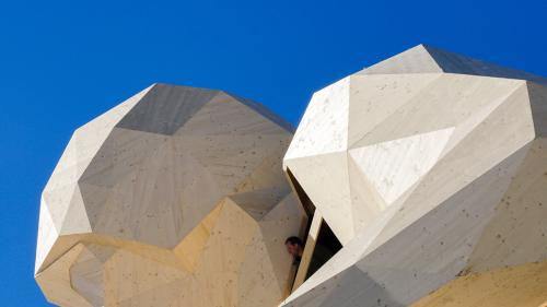 Edy, il grand star static dals champiunedis mundiels da skis ed eterniso scu tel sün millis da fotografias as stu tschercher üna nouva dmura. Il blogghist l’ho fat visita in l’avegnir. Fotografia: Jon Duschletta