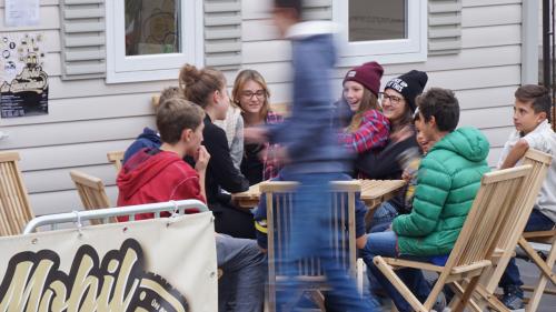 Das Angebot «JugendMobil» von jugend.gr spricht in erster Linie die Oberstufenschüler an. Die Jugendlichen finden dort einen ungezwungenen und betreuten Treffpunkt für das gemütliche Zusammensein, für Spiel und Spass. Das Ziel ist aber, dass in den Gemein