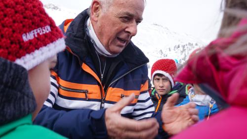 Der Ski-WM-Ehrengast und ehemalige Sportminister Adolf Ogi spricht im WM-Zielgelände zu den Schulkindern aus Müstair und beschwört sie: «Ihr seid die Zukunft.»	Foto: Jon Duschletta