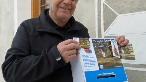 L’iniziant Andri Guler cun üna da las troclas e cartas per dar la vusch al cumün da Sent (fotografia: Flurin Andry ).