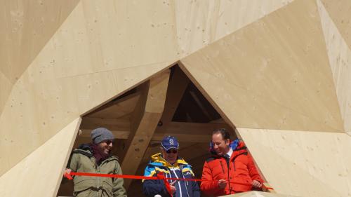 Hugo Wetzel (Mitte) durchschneidet das rote Band und weiht damit die Holzskulptur Edy ein. Foto: Jon Duschletta