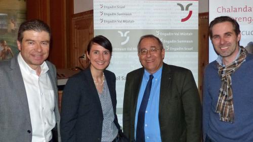 Urs Wohler, Martina Stadler, Roland Huber e Martin Nydegger (da schnestra) han dat a Scuol ün sguard ill’avegnir da la destinaziun Engiadina Bassa/Val Müstair (fotografia: Flurin Andry).