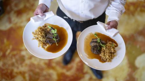 Die Speisen haben Dumeng Giovanoli und das Küchenteam des Hotels Reine Victoria zubereitet.  Foto: Gemeinde St Moritz/Mayk Wendt