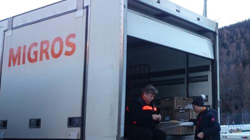 Wer über den Jahreswechsel an der Tour de Ski in Tschierv einen massiven, optischen Auftritt des Migros Catering-Services erwartet hatte, sah sich getäuscht. Die Migros trat am Langlaufspektakel trotz Grossauftrag äusserst diskret auf. Foto: Selina Bisaz