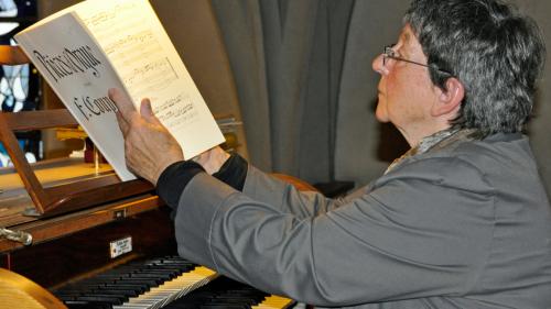 Leta Mosca es daspö 50 ons l’organista a Sent (fotografia: Susanne Grimm).