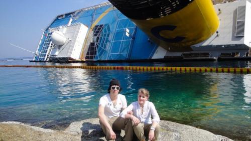Fabio Schorta und seine Freundin Aline Tüfer 2012 vor dem havarierten Kreuzfahrtschiff Costa Concordia. Foto: z.Vfg