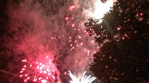 Occasiun da laschar ir raketas daja adüna. Però la glieud dess esser consciainta dals privels da fö, co cha Andri Thom, cumandant dals pumpiers dal cumün da Zernez, appellescha. La costa suot ün hotel a Brail ha cumanzà ad arder dürant il Silvester/Büman 