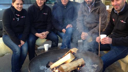 Cumünaivelmaing in l’avegnir: Martina Hänzi (da schnestra) e Jon Erni da mia Engiadina cun Ludwig Hatecke, partenari e bacher, Marco Ritzmann, president Club da Hockey Engiadina, e Cla Mosca, manader operativ da mia Engiadina (fotografia: Annatina Filli).