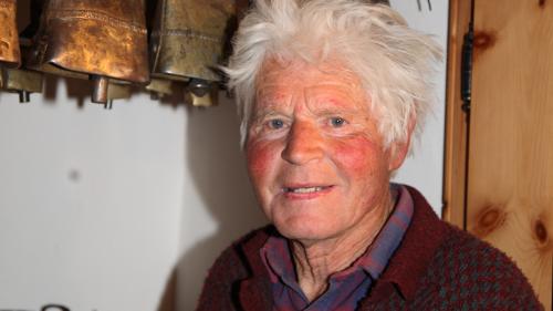 Ün grond plaschair per Hans Pixner da Tschierv es sia collecziun da brunzinas, s-chellas e plumpas (fotografia: Martina Fontana).