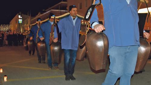 La festa da Glümeras es gnüda inromada quist on cun differentas fuormaziuns da musica e cun la gruppa da plumpas (fotografias: Benedict Stecher/Nicolo Bass/Selina Bisaz).