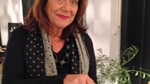 Claudia Knapp es experta e degustadra d’ölis d’oliva. Ils ölis d’olivas da sia producziun sun prontas per degustar (fotografia: Annatina Filli).