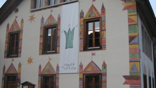 Daspö prümavaira 2008 es dachasa ill’anteriura scoula a Fuldera il «Chastè da cultura» (fotografia: Aldo Rodigari).