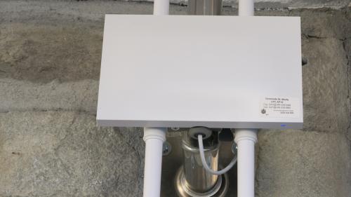 16 Access-Points wie jener an der öffentlichen Toilettenanlage an der Plazza Rosatsch in St. Moritz-Bad garantieren in einer ersten Phase freien Internetzugang in ausgesuchten Quartieren von St. Moritz und Pontresina. Foto: Reto Stifel