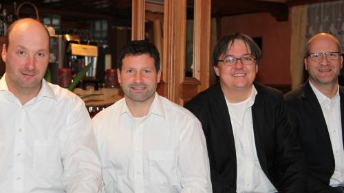 Ils quatter chantaduors Jon Armon Strimer, Martin Stecher, Duri Stecher e Hannes Pfranger, tuots oriunds dad Ardez, s’allegran cuort avant lur concert a capella illa baselgia gronda a Zernez (fotografia: Martina Fontana).