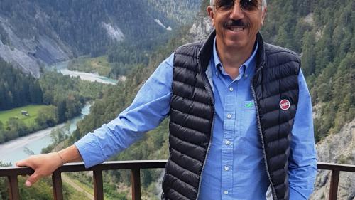 Fausto De-Stefani es il recter da la Scoula industriala Val Müstair ed instruischa als giarsuns müraders e louvaplattinas. La plü pitschna scoula professiunala da la Svizra es a Sta. Maria illa chasa da scoula veglia (fotografia: mad).