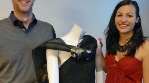 Sandro Steck ed Andrina Thom culla poppa chi porta il büschmaint elegant cha la maturanda ha creà tuot svess (fotografia: Flurin A ndry).