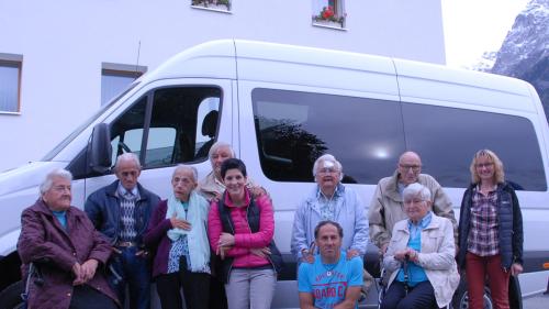 Ausflüge mit dem neuen Bus fördern die Abwechslung im Alltag der Bewohner der Chasa Puntota. Fotos: Selina Bisaz